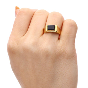 Anel de Ouro Amarelo com Onix Retangular