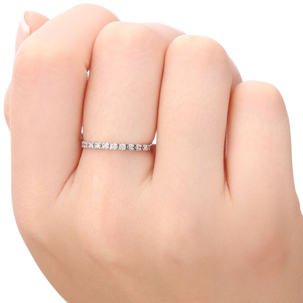 Meia Aliança em Ouro Branco 18k com 9 Diamantes
