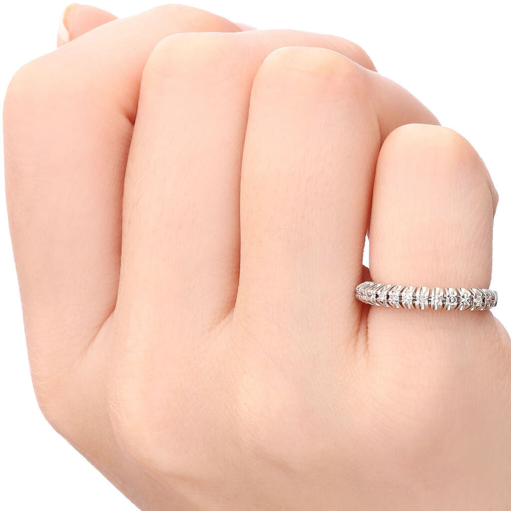 Meia Aliança em Ouro Branco 18k com Diamantes