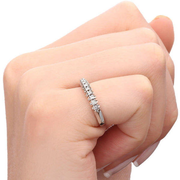 Meia Aliança em Ouro Branco 18k com Diamantes