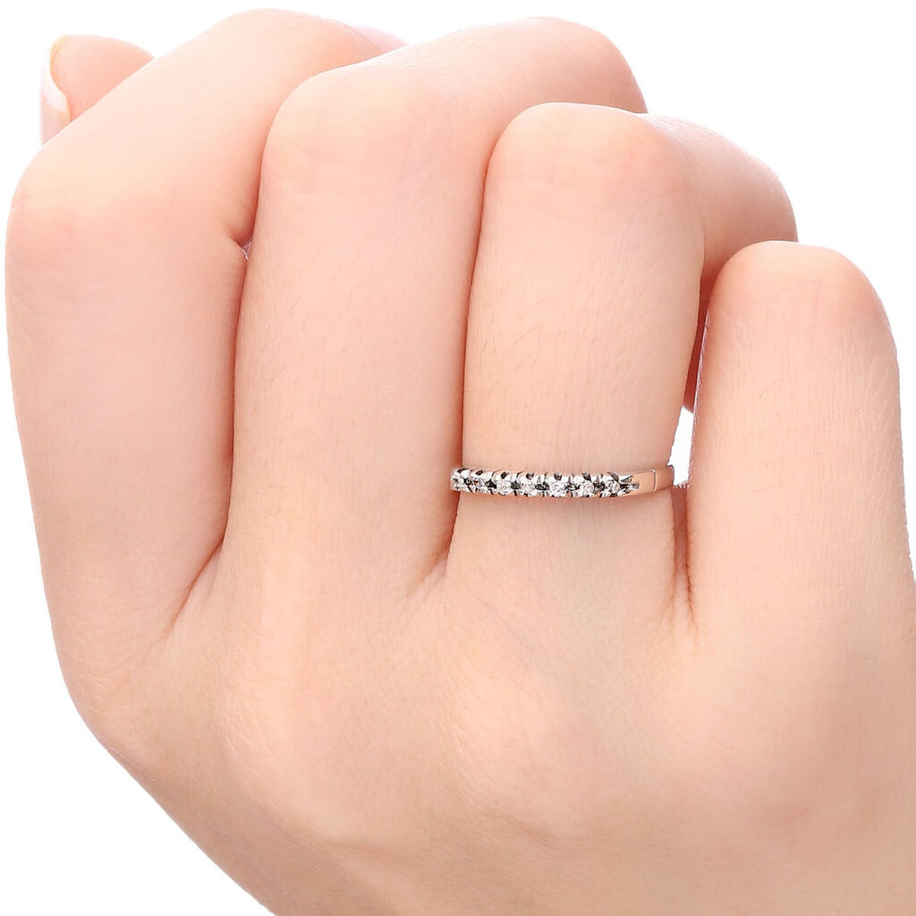 Meia Aliança em Ouro Branco 18 k com 7 Diamantes