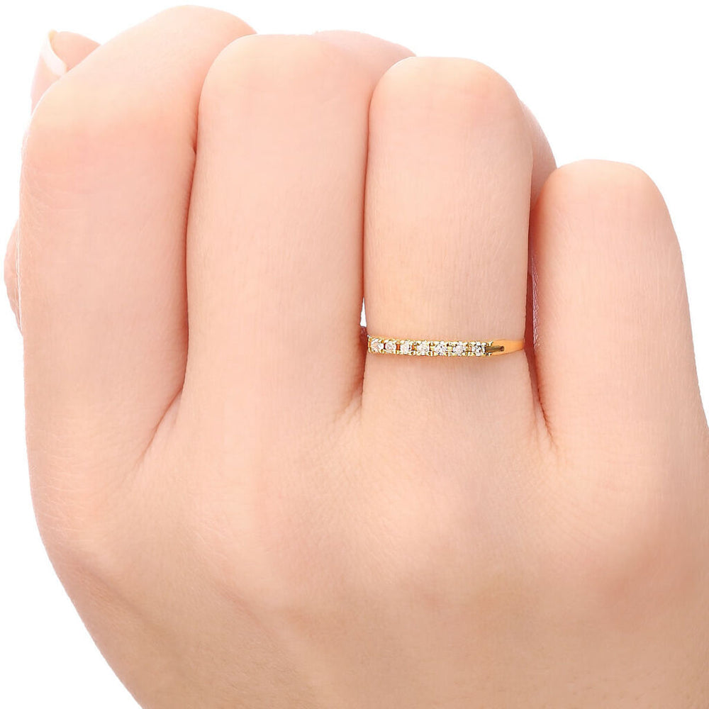 Meia Aliança em Ouro Amarelo 18k com Diamantes