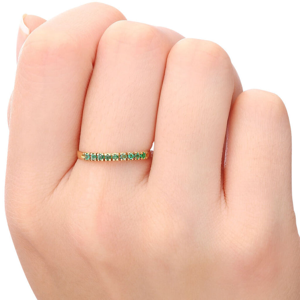Meia Aliança em Ouro Amarelo 18k com Esmeraldas