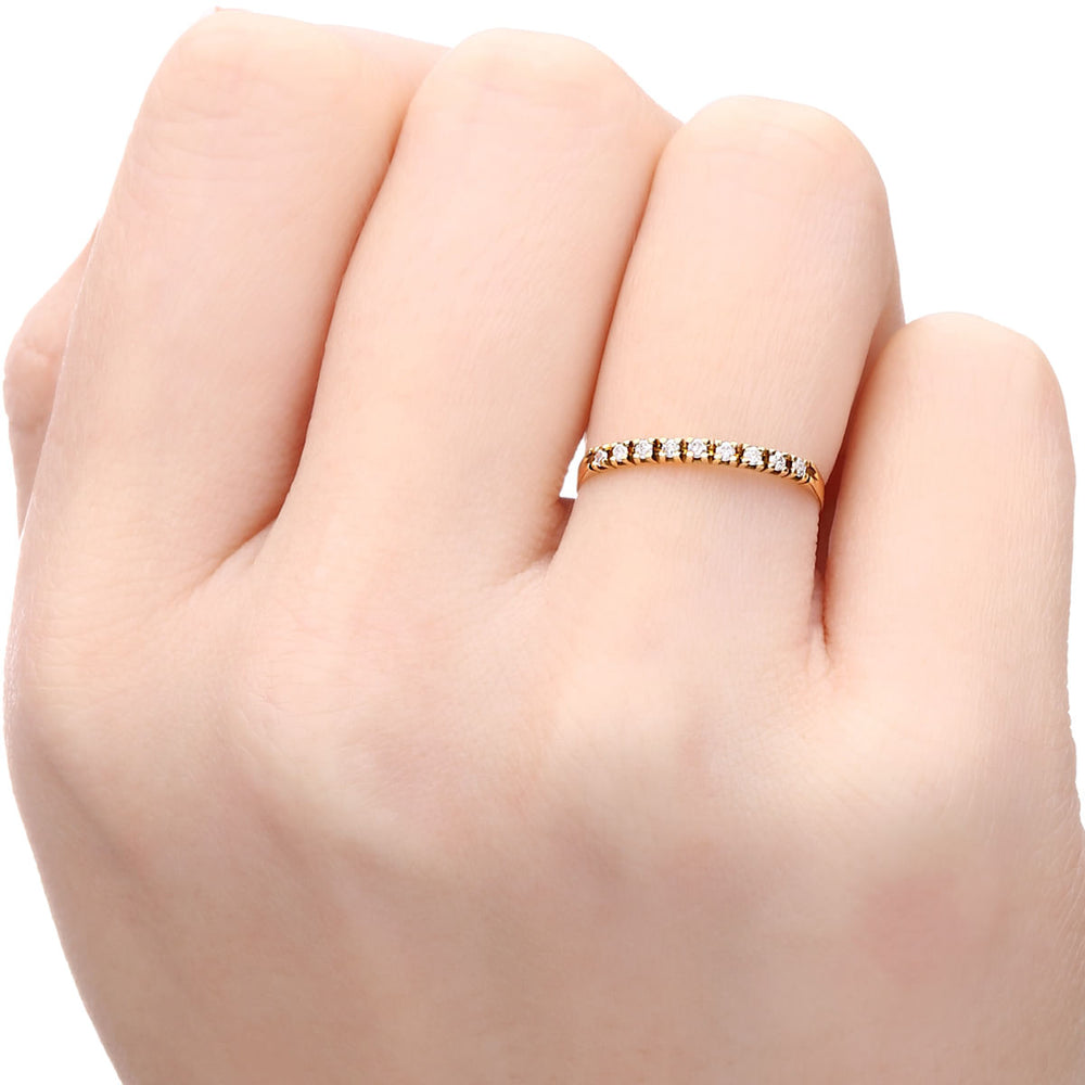 Meia Aliança em Ouro Amarelo 18 k com  Diamantes