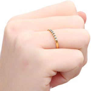 Meia Aliança em Ouro Amarelo 18 k com  Diamantes