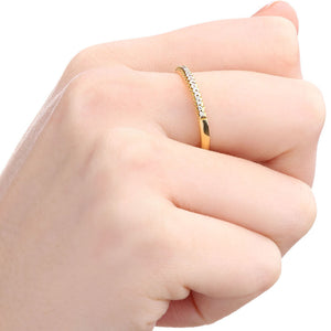 Meia Aliança em Ouro Amarelo 18 k com Diamantes