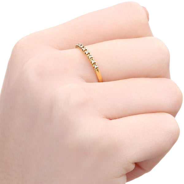 Meia Aliança em Ouro Amarelo 18k com Diamantes