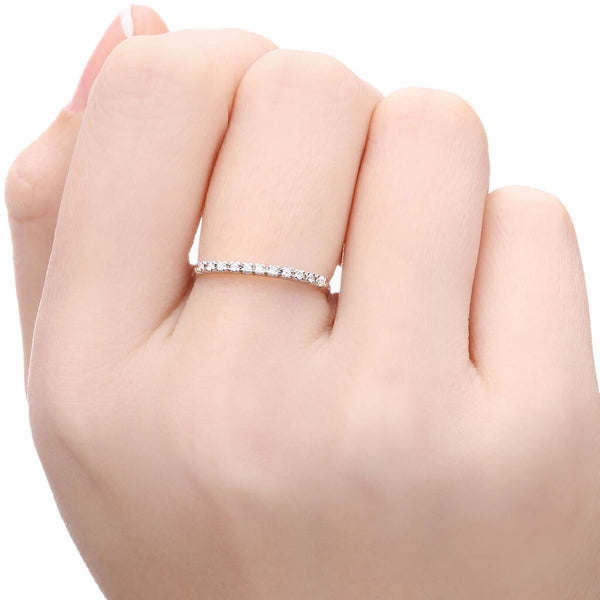 Meia Aliança em Ouro Branco 18 k com Diamantes