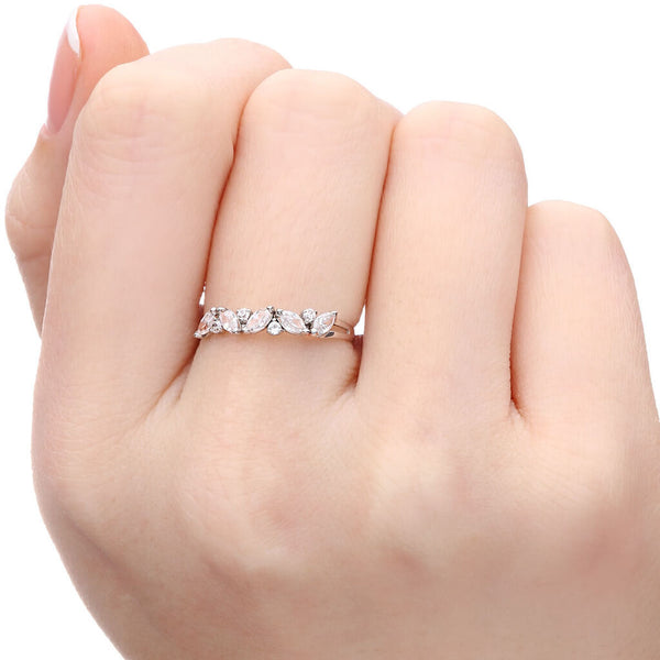 Meia Aliança em Ouro Branco 18k com  Zirconias