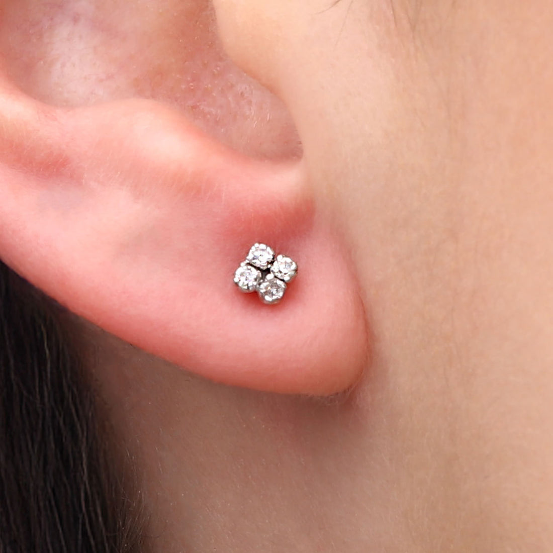 Par de Brinco Infantil em Ouro Branco 18 k com Diamantes Aprox. 8 pts