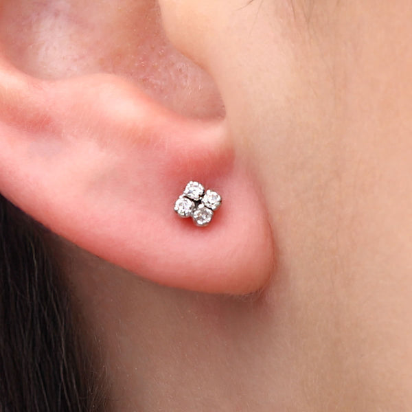 Par de Brinco Infantil em Ouro Branco 18 k com Diamantes Aprox. 8 pts