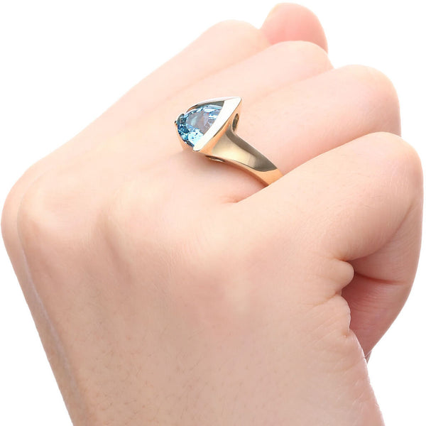Anel em Ouro Amarelo 18k com Topazios Azuis e Diamantes