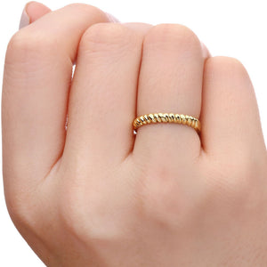 Aliança em Ouro Amarelo Double Face com Esmeraldas e Detalhe Torcido