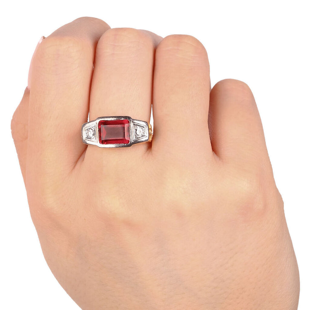 Anel em Ouro Amarelo 18k de Formatura Direito com Pedra Sintetica Vermelha e Diamantes