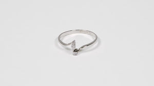 Anel Aro Desencontrado com 2 Diamantes em Ouro Branco 18k
