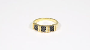 Meia Aliança de Prata com Banho de Ouro Amarelo, Diamantes Negros e Brancos Aprox. 33 pts