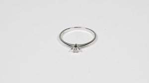 Anel Solitário com Diamante em Ouro Branco 18k