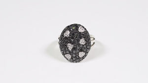 Anel em Prata 925 Oval de Corações com Diamantes Negros e Brancos 
