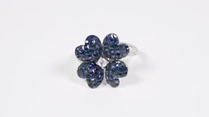 Anel em Ouro Branco 18k Flor com Safiras Azuis e Diamantes