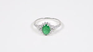 Anel em Ouro Branco 18k com Esmeraldas e Diamantes Brancos