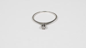 Anel Solitário com Diamante em Ouro Branco 18k