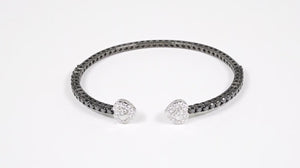 Bracelete em Ouro Branco 18k  Corações com Diamantes Brancos e Negros