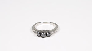 Anel em Prata 925 com Diamantes Brancos e Negros