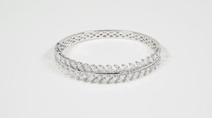 Bracelete em Ouro Branco 18k Folhas com 38 Diamantes Brancos Aprox. 5,55 cts