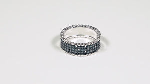 Meia Aliança em Prata 925 com Diamantes Azuis