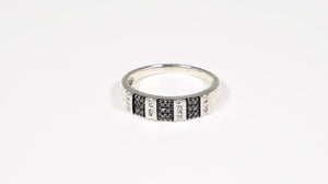 Meia Aliança de Prata com Diamantes Brancos e Negros Aprox. 33 pts